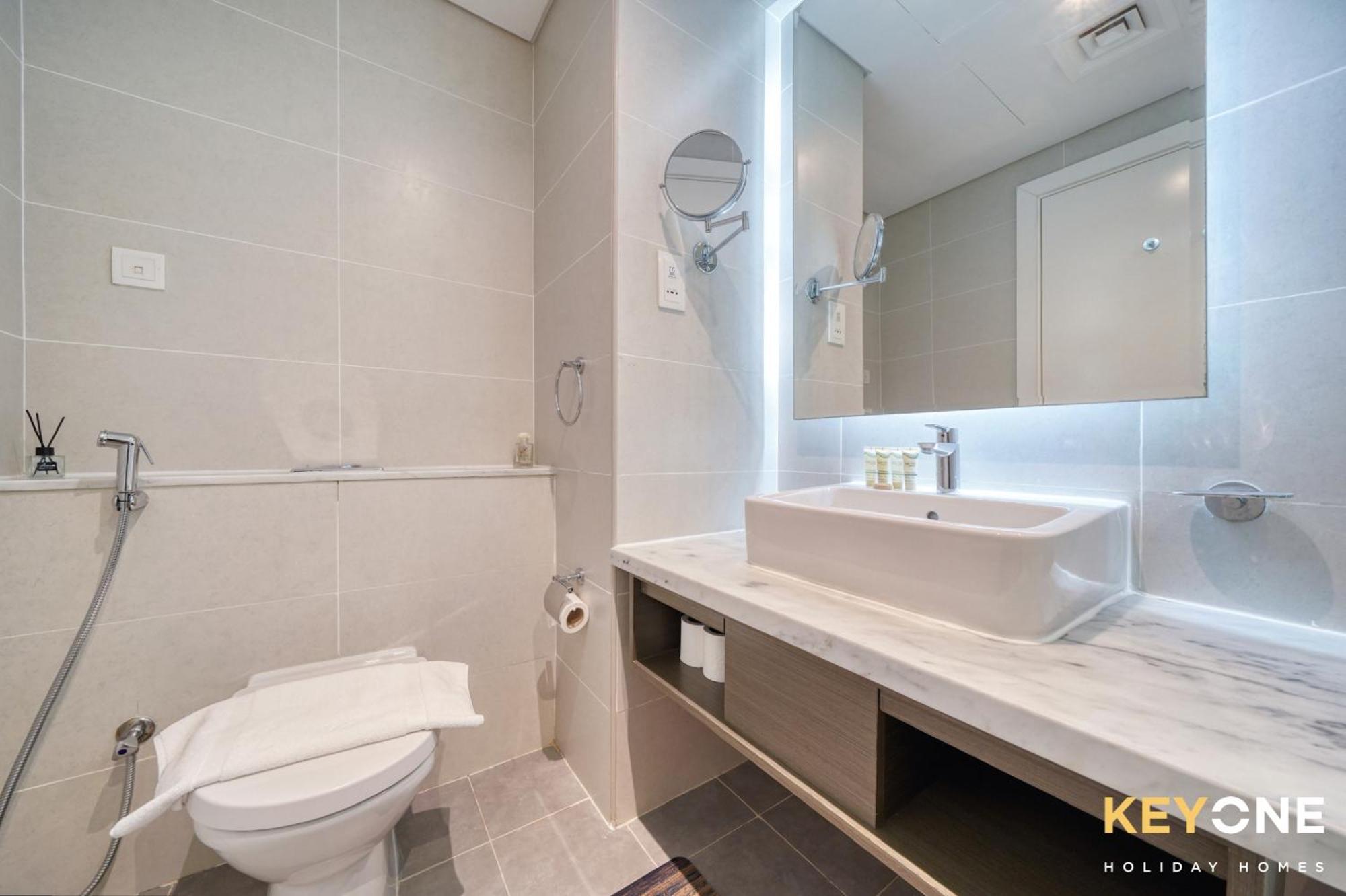 Sleek Studio In Prive With Stunning Canal View Dubai Exterior foto